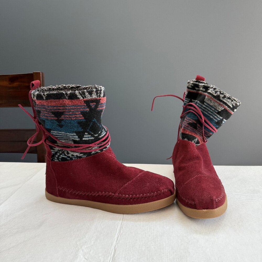 Brand NEW - TOMs Moccasin Faux Fur Lining Boots. Size 8. Marron/Red with Print